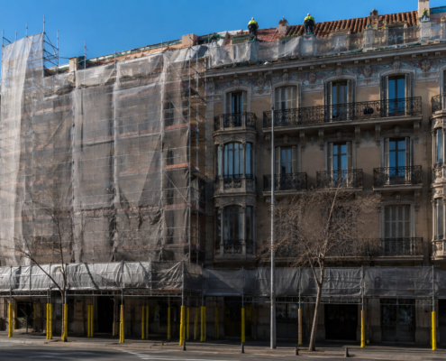 permisos-reformar-tejado-barcelona-andamio-eixample